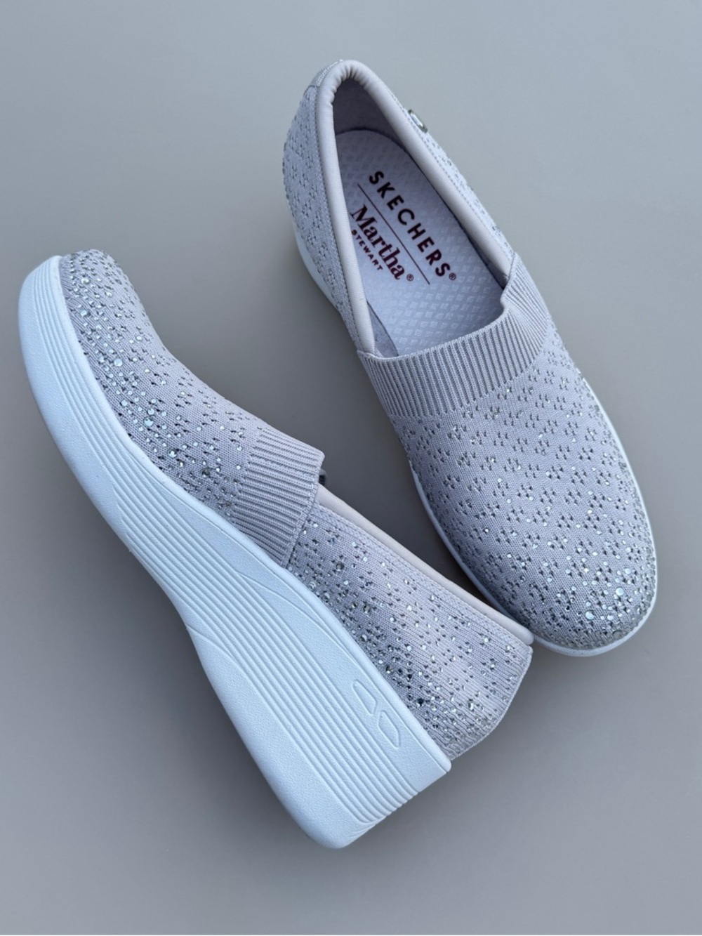 New Women Skechers Shoes Womens Size 8.5 Wedge Rhinestone Grey